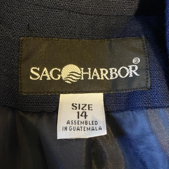 Vintage Sag Harbor navy blazer with beautiful buttons with shoulder pads - Picture 4 of 4